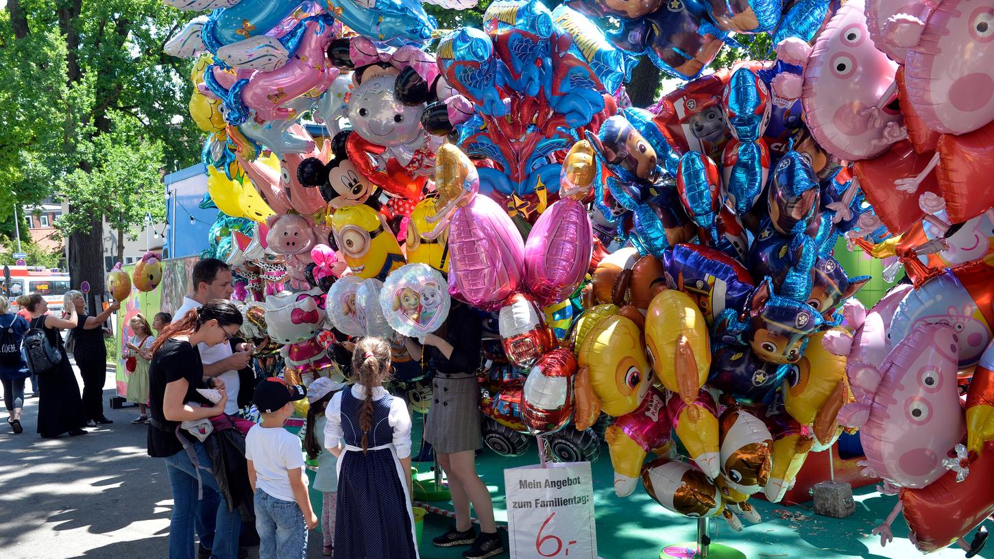Die vielen bunten Luftballons auf der Bergkirchweih sind für viele Kinder jedes Mal ein Highlight. 