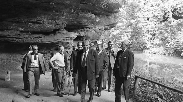Ein gefährlicher Gang: Oberbürgermeister Dr. Andreas Urschlechter und Leonhard Heiden (rechts) auf einem ramponierten Steg. Dahinter SPD-Fraktionsvorsitzender Willy Prölß. Hier geht es zum Artikel vom 16. Juni 1969: "Schwarzachtal in Not"