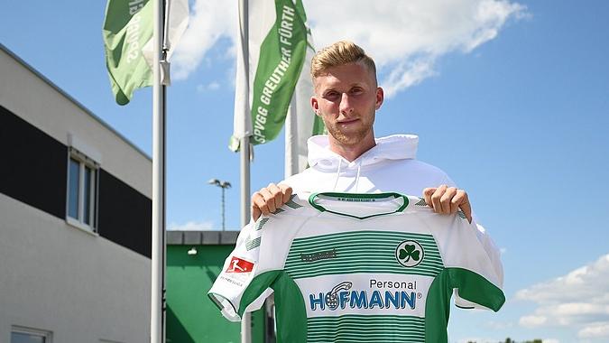 Weiß-Grün statt Königsblau: Benedikt Zahn trägt ab sofort das Kleeblatt-Trikot. Weiß-Grün statt Königsblau: Benedikt Zahn trägt ab sofort das Kleeblatt-Trikot.