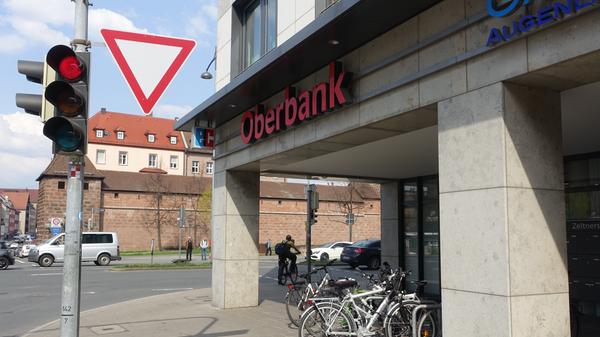 150 Jahre nach ihrer Gründung in Linz will die Oberbank ihre Präsenz in Deutschland massiv ausbauen. Dabei spielt die Niederlassung an der Nürnberger Zeltnerstraße eine zentrale Rolle: Von hier aus soll die Expansion zu einem wichtigen Teil gesteuert werden. Denn Nürnberg ist für die Oberbank der Sitz des Geschäftsbereichs Deutschland Mitte, der neben Nordbayern auch Sachsen, Thüringen, Hessen und den Norden Baden-Württembergs umfasst. Rund 200 Mitarbeiter sind in dem Gebiet beschäftigt, 22 davon in Nürnberg. Chancen rechnen sich die Österreicher vor allem im Geschäft mit Unternehmen aus. Den gewöhnlichen Privatkunden haben die Linzer in Deutschland nicht auf dem Schirm - anders als in ihrem Heimatmarkt. Aktiv ist die Oberbank, die insgesamt eine Bilanzsumme von 22,2 Milliarden Euro (2018) aufweist, zudem in Ungarn und Tschechien.