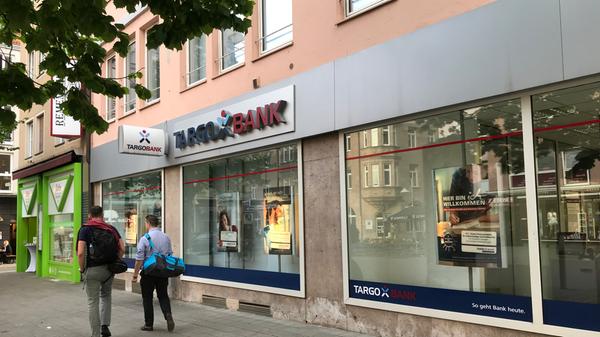 Diese Filiale am Hallplatz ist eine von vier in Nürnberg. Die nächsten Geschäftsstellen der Targobank liegen in Fürth, Erlangen und Schwabach. In Nürnberg zählt das Düsseldorfer Geldhaus rund 45.000 Kunden und führt 13.000 Girokonten. Die Bank ist vor allem im Geschäft mit Konsumentenkrediten stark. Viele Kunden in diesem Bereich haben ihr Girokonto bei einem anderen Institut. Die Targobank firmierte bis 2010 als Citibank und gehört zur französischen Genossenschaftsbank Crédit Mutuel Alliance Fédérale.