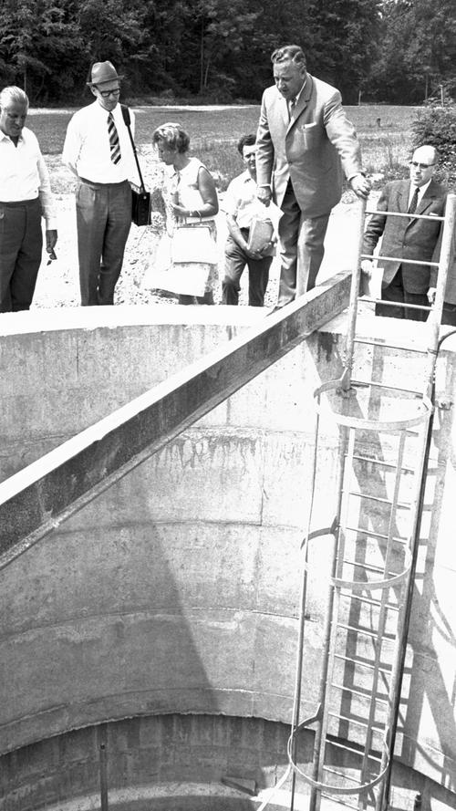 Oberbürgermeister Dr. Urschlechter mit den Fachleuten von der EWAG an den Quellen: die Nürnberger Gruppe besichtigte in der „Fassung Schönenfelder Hof“ die Horizontalbrunnen.  Hier geht es zum Artikel vom 17. Juni 1969: "Umschau an ergiebigen Quellen"