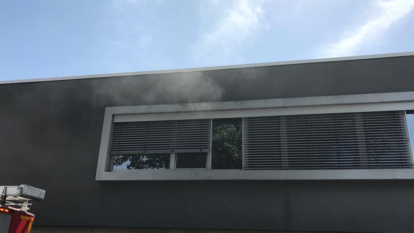 Großeinsatz in Abenberg: Schwelbrand in einer Fabrik ausgebrochen