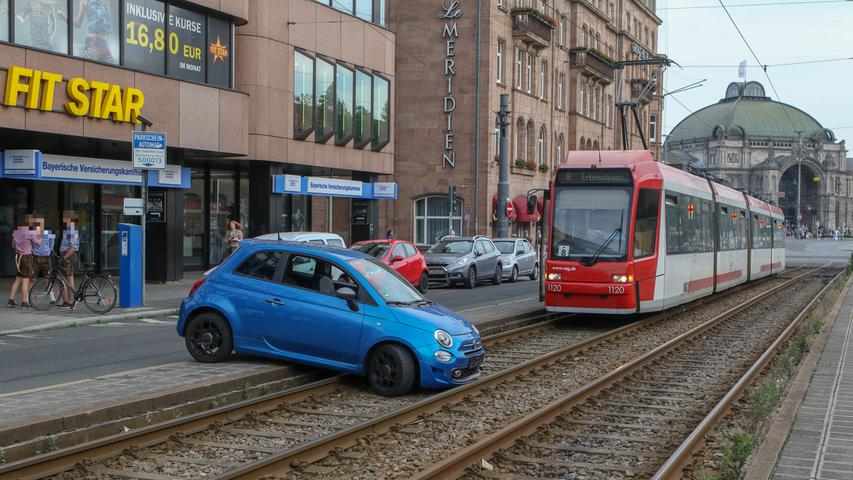 Radfahrer ausgewichen: Fiat landet am Marientorgraben auf Tram-Schienen
