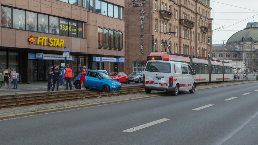 Radfahrer ausgewichen: Fiat landet am Marientorgraben auf Tram-Schienen