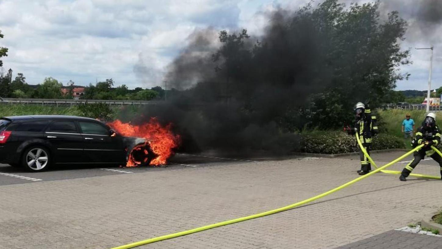 Der Motorraum des Wagens stand in hellen Flammen, als die Feuerwehr anrückte.