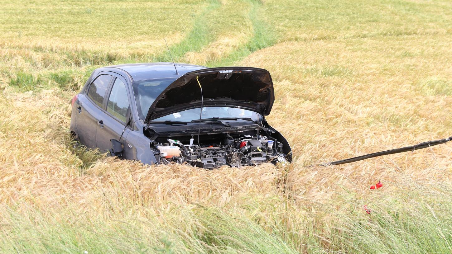Aus noch ungeklärter Ursache landete ein Auto am Samstagnachmittag bei Weinzierlein im Landkreis Fürth in einem Getreidefeld.