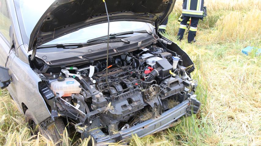 Auto landet bei Weinzierlein in Getreidefeld: 39-Jährige verletzt