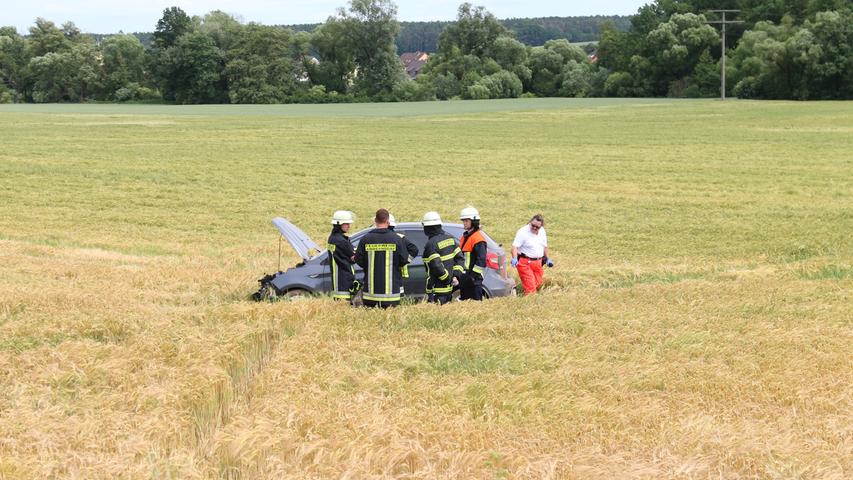 Auto landet bei Weinzierlein in Getreidefeld: 39-Jährige verletzt
