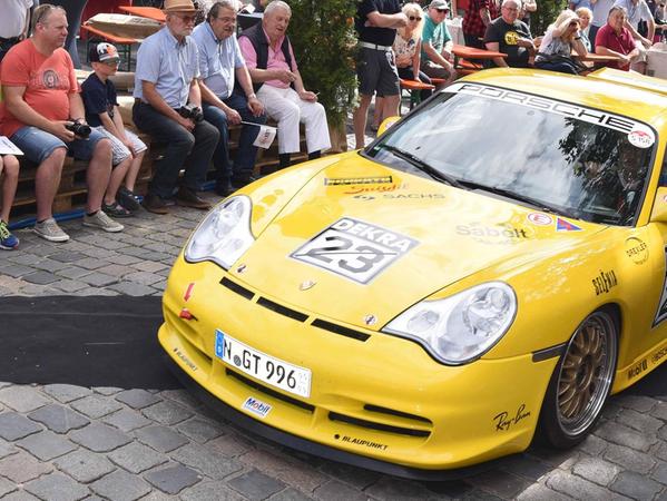 Oldtimer-Rallye: Mit 420 PS vorm Schwabacher Rathaus