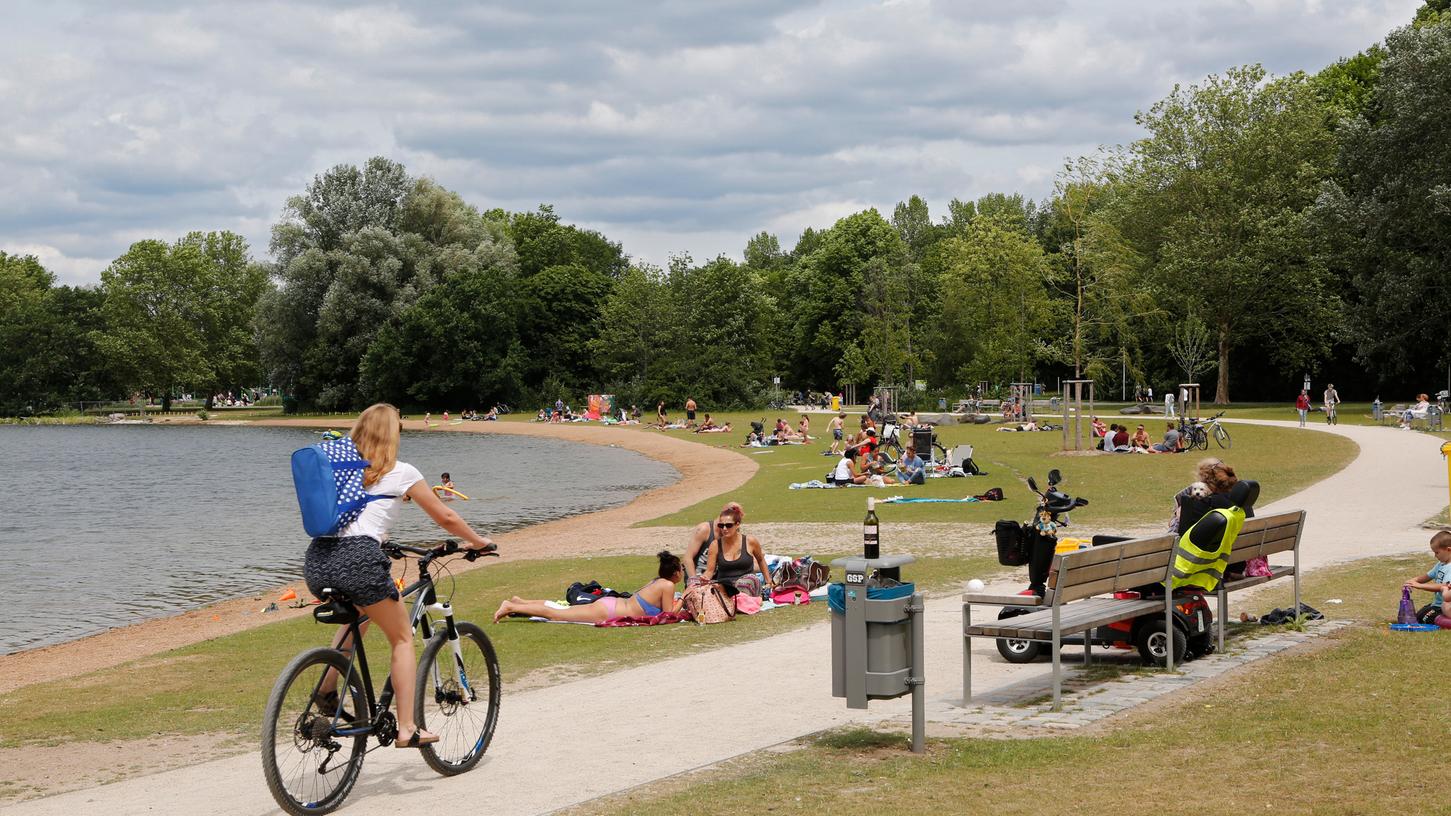 An schönen Tagen verbringen die Nürnberger gerne ihre Zeit im Freien - so auch in der Norikusbucht.