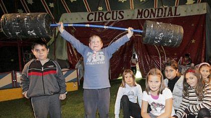 Kinder lernen fürs (Zirkus-)Leben Kinder lernen fürs (Zirkus-)Leben