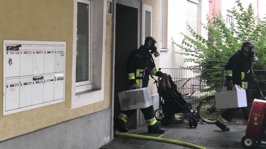 Kellerbrand in Nürnberg: 21 Bewohner aus Mehrparteienhaus gerettet