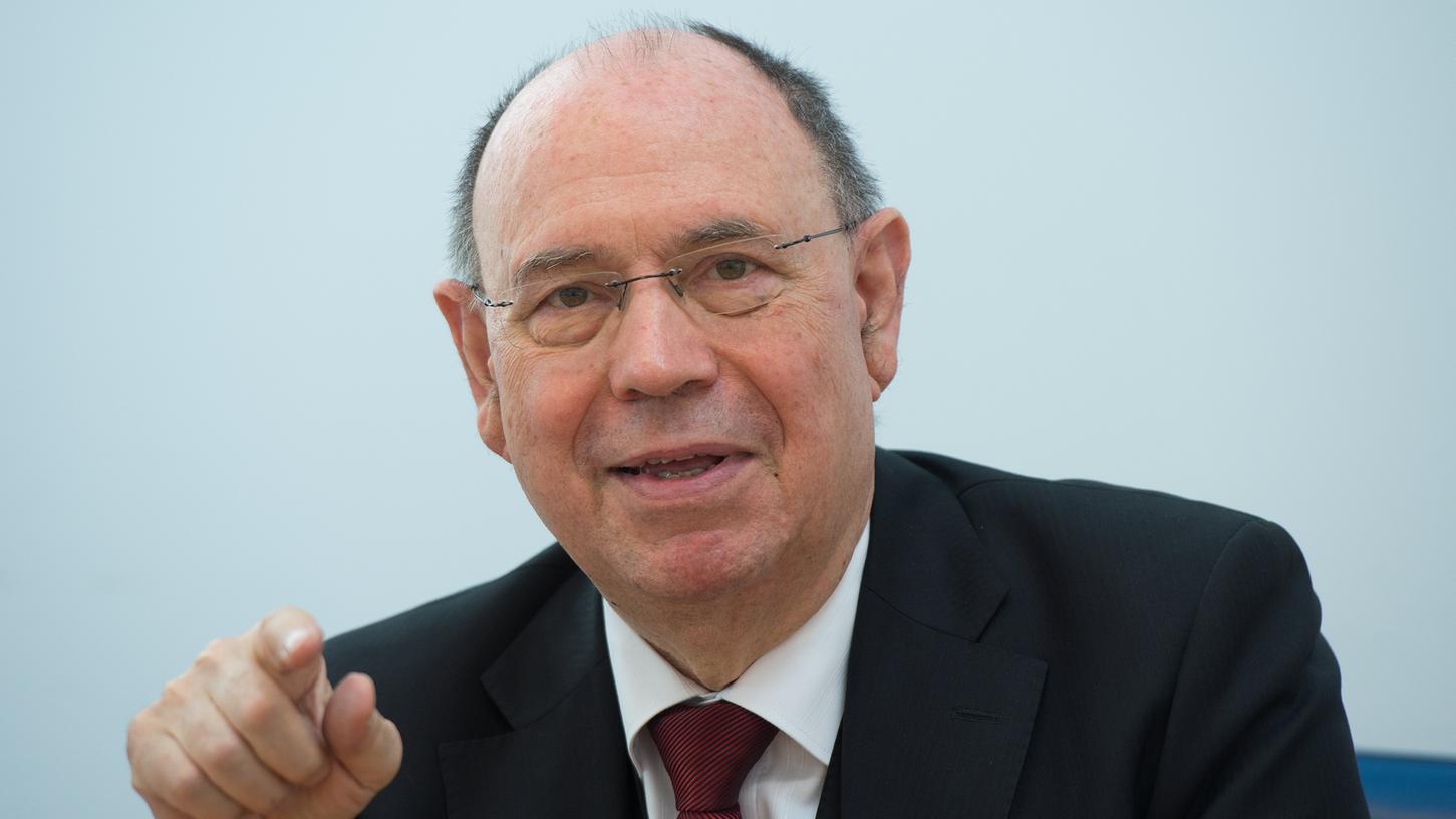 Nikolaus Schneider, der kommissarische Vorsitzende der Ethik-Kommission des Deutschen Fußball-Bundes, kritisierte die derzeitigen Verbandsstrukturen.