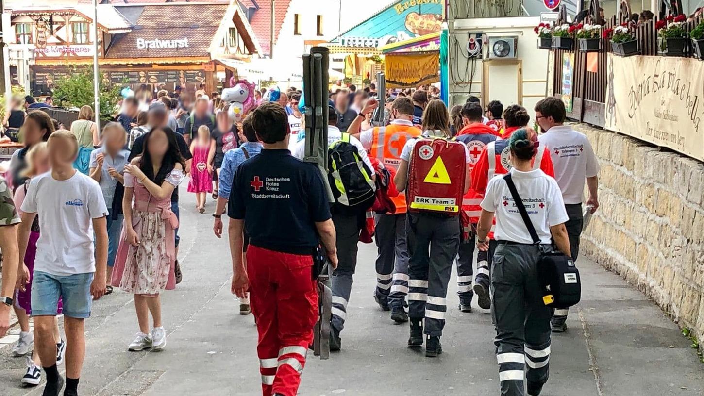 Die Bergkirchweih neigt sich langsam dem Ende zu: Bis zum Montag mussten die Helfer vom BRK fast 700 Patienten versorgen.