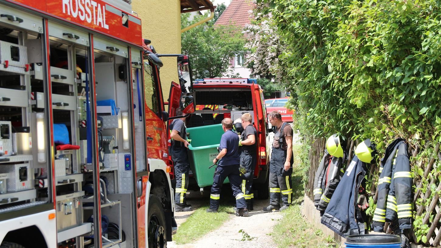 Am Montagmorgen wurden die Einsatzkräfte der Feuerwehr nach Stein gerufen: Ein Tanklaster hatte sich beim Ausparken einen Schlauch abgerissen - Heizöl sickerte ins Erdreich.