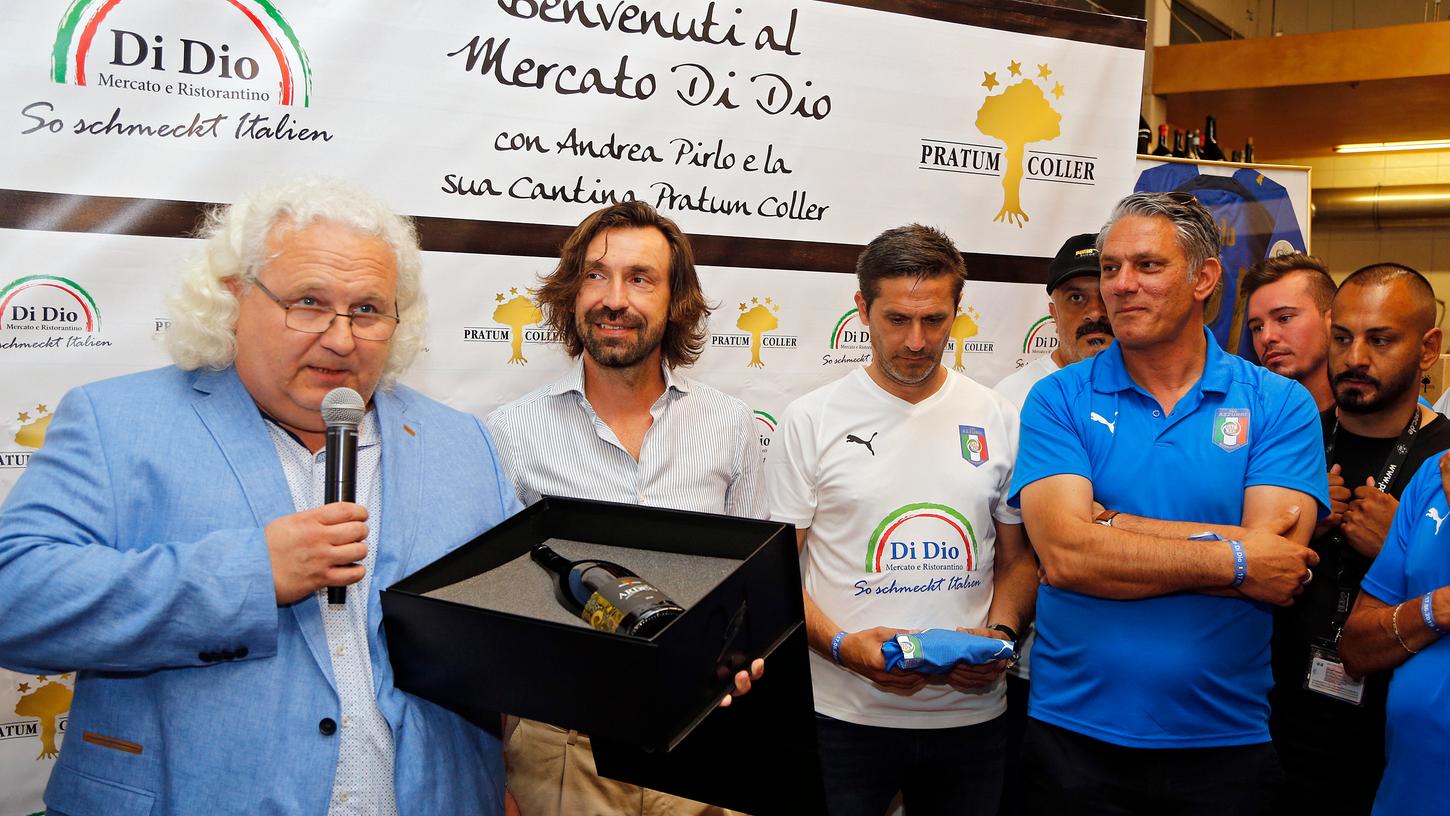 Brachte seinen Wein aus dem Weingut in Brescia mit: Ex-Fußball-Weltmeister Andrea Pirlo (2. von links).