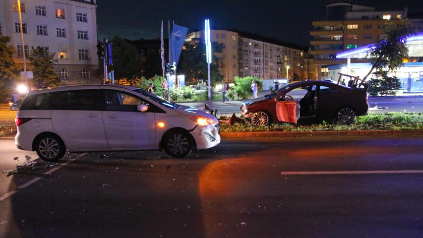 Laternenmast umgefahren: Mazda-Fahrer übersieht Opel