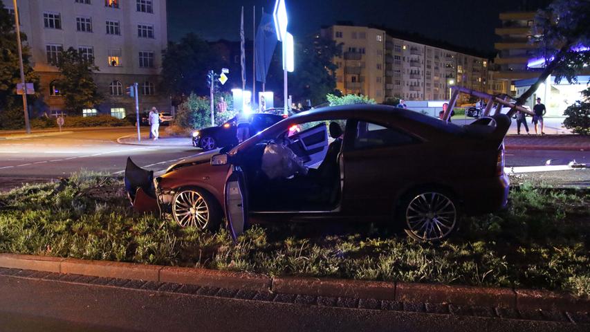 Laternenmast umgefahren: Mazda-Fahrer übersieht Opel