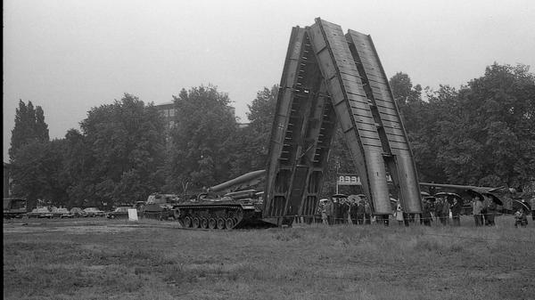 Eine transportable Brücke wird in drei Minuten von einem Panzerfahrzeug ausgefahren. Hier geht es zum Artikel vom 21. Juni 1969:"100.000 Besucher erwartet"