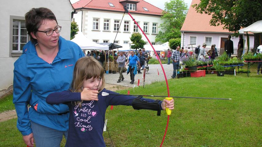 Die kleinen Besucher konnten sich in Heidenheim im Rahmen eines vielseitigen Kinderprogramms auch im Bogenschießen ausprobieren.