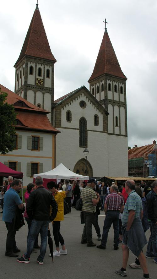 Im Schatten des Heidenheimer Münsters warteten knapp 60 Stände auf die Besucher des Markts.