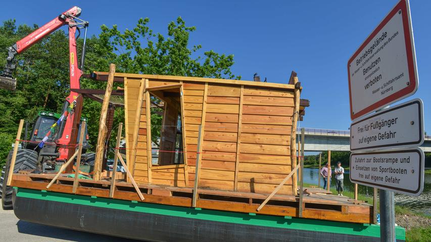 Ungewöhnlicher Transport: Hausboot rollt durch Hilpoltstein
