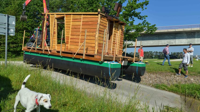 Ungewöhnlicher Transport: Hausboot rollt durch Hilpoltstein