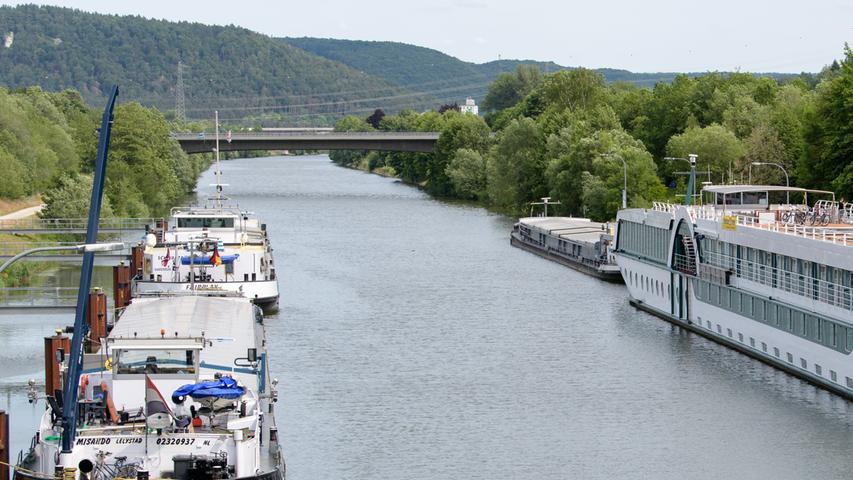 Auch für die Schiffe in der Nähe der Schleuse Riedenburg am Main-Donau-Kanal geht nichts mehr. Nachdem ein Hotelschiff die dortige Schleuse beschädigt hatte, bleibt der Main-Donau-Kanal zwischen Kelheim und Nürnberg gesperrt.