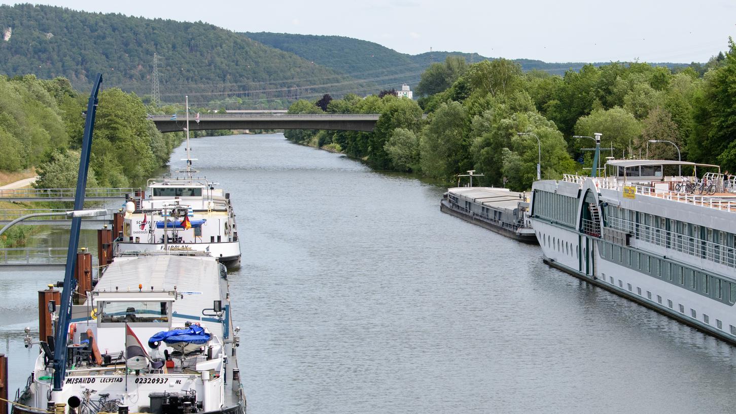 Ein Hotelschiff hatte die Schleuse Riedenburg beschädigt. Ein Hotelschiff hatte die Schleuse Riedenburg beschädigt.