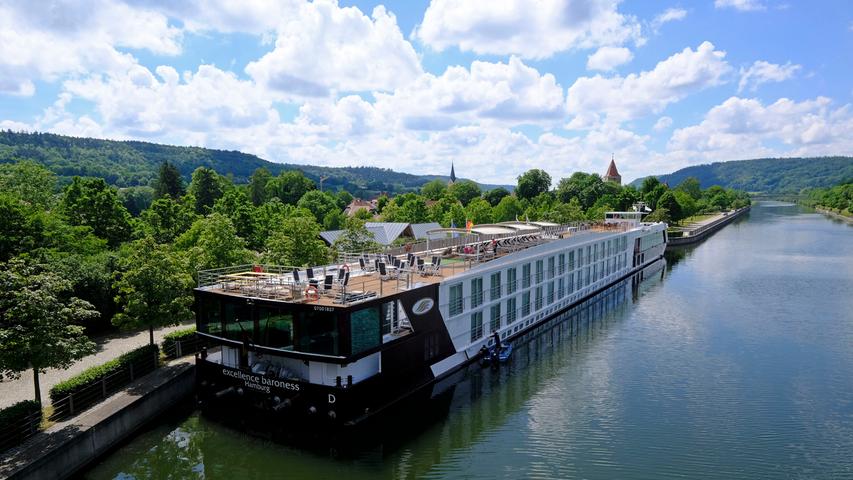 Die MS Excellence Baroness, ein Luxus-Hotelschiff, das mit 142 Passagieren in Basel gestartet war und über Rhein, Main und den Main-Donau-Kanal bis nach Passau wollte, sitzt seit 6. Juni an der Anlegestelle Maria-Hilf in Berching (Landkreis Neumarkt) fest.