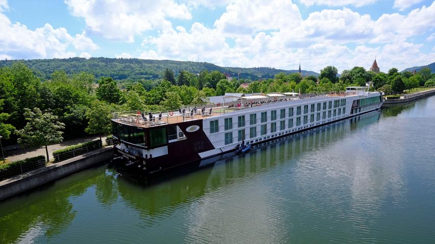 Die MS Excellence Baroness, ein Luxus-Hotelschiff, das mit 142 Passagieren in Basel gestartet war und über Rhein, Main und den Main-Donau-Kanal bis nach Passau wollte, sitzt seit 6. Juni an der Anlegestelle Maria-Hilf in Berching (Landkreis Neumarkt) fest.