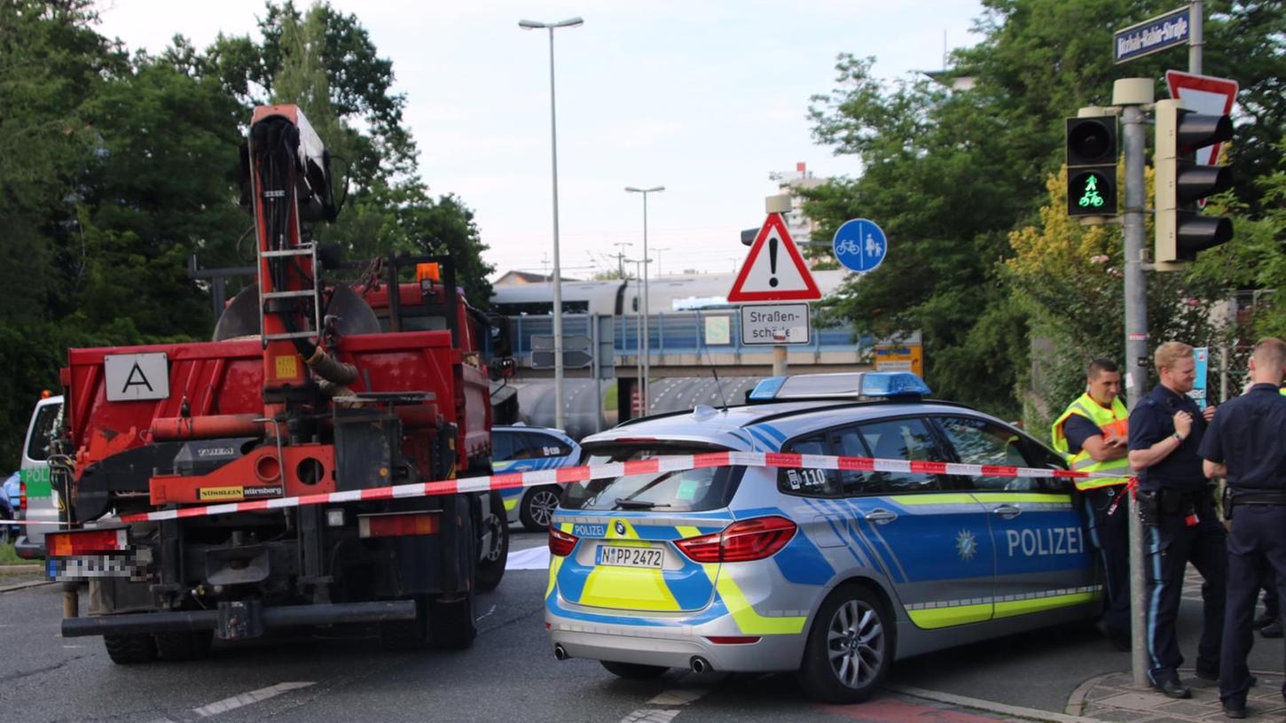 Am Dienstagnachmittag starb eine Radfahrerin an der Kreuzung Seumestraße und Bayernstraße bei einem Verkehrsunfall.