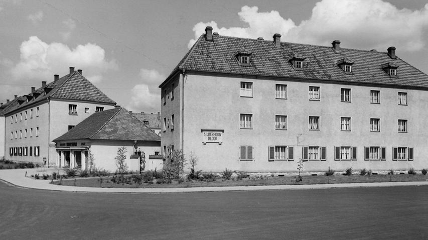 Mit dem „Silberhorn-Block“ in der Weinberger Straße 33/35 begann 1948 die Bautätigkeit der Baugenossenschaft nach dem Zweiten Weltkrieg. In dem niedrigen Häuschen dahinter befand sich ein Konsum-Geschäft, heute sind dort die Büros der Baugenossenschaft.