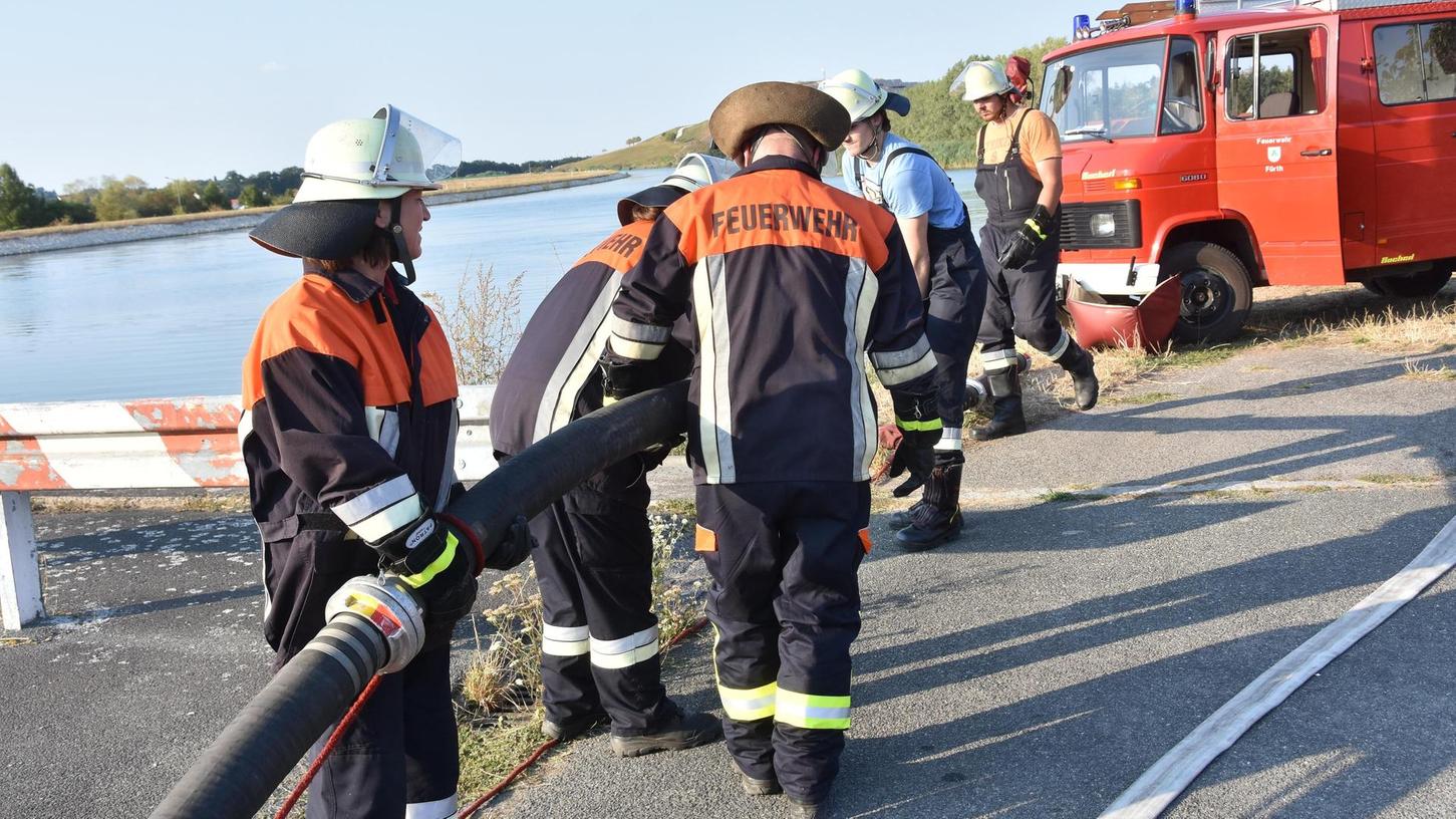 Bei großen Unglücken – wie hier beim Brand auf dem Gelände der Firma Veolia am Hafen 2018 – unterstützen die Freiwillen Feuerwehren die Berufsfeuerwehr. Gerne würden sie auch bei anderen Einsätzen helfen.