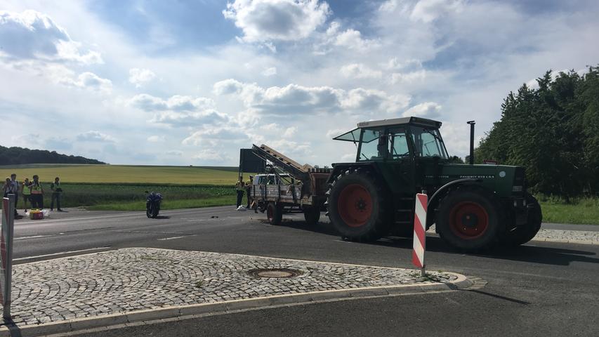 Tödlicher Motorradunfall bei Estenfeld: Fahrer prallt gegen Traktor