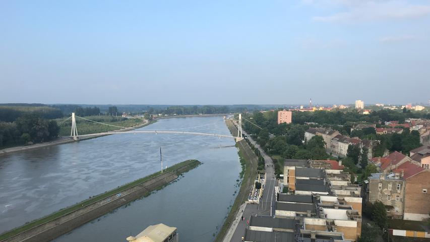 ...wie ein Kaugummi an der Drau. Der Fluss mündet 25 Kilometer weiter östlich in die Donau. Einst war Osijek eine der wichtigsten Industriestädte Jugoslawiens...