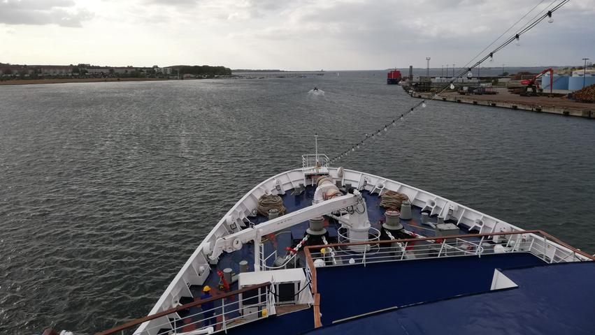 Leinen los in Wismar, der Lotse bringt das Kreuzfahrtschiff aus der Wismarer Bucht. Das Wetter weiß nicht so recht, was es will. Egal, es geht endlich los.