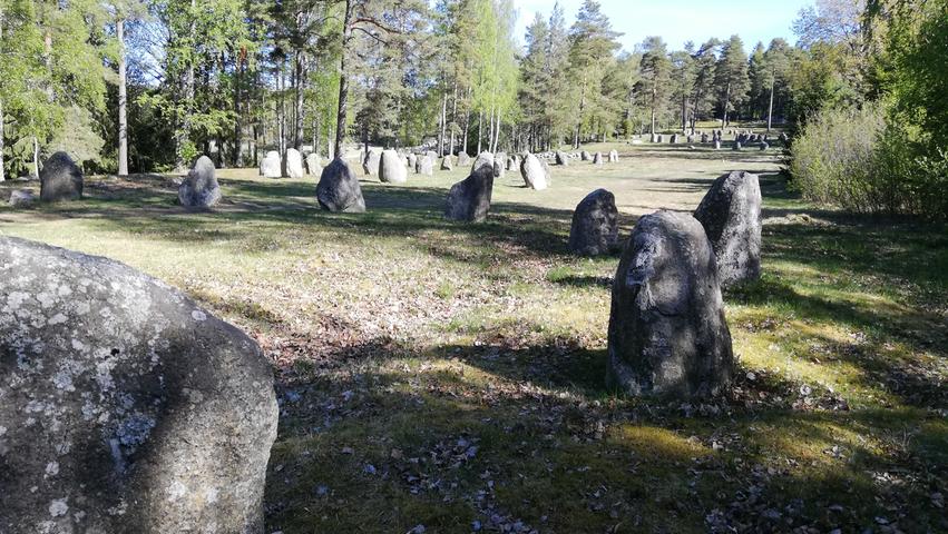 Am nächsten Tag Ankunft in Norwegen. In der Nähe von Fredrikstad liegen die "Hunn Stone Circles", auch bekannt als das "norwegische Stone Henge". Die Forscher sind sich uneins, ob hier einst Gerichtsverhandlungen abgehalten - oder einfach nur Tote beerdigt wurden. So oder so: Ein faszinierender Ort.