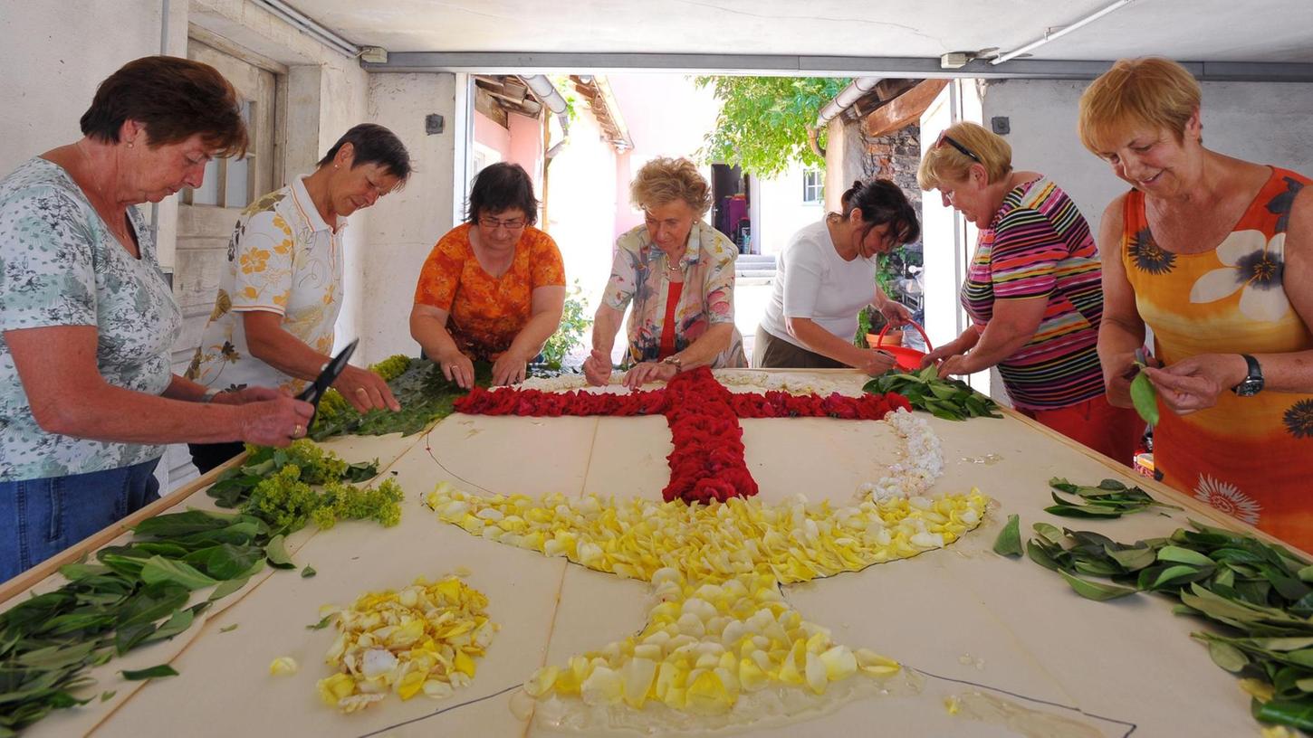 Fronleichnam: Katholischer Frauenbund gestaltete Blumenteppich