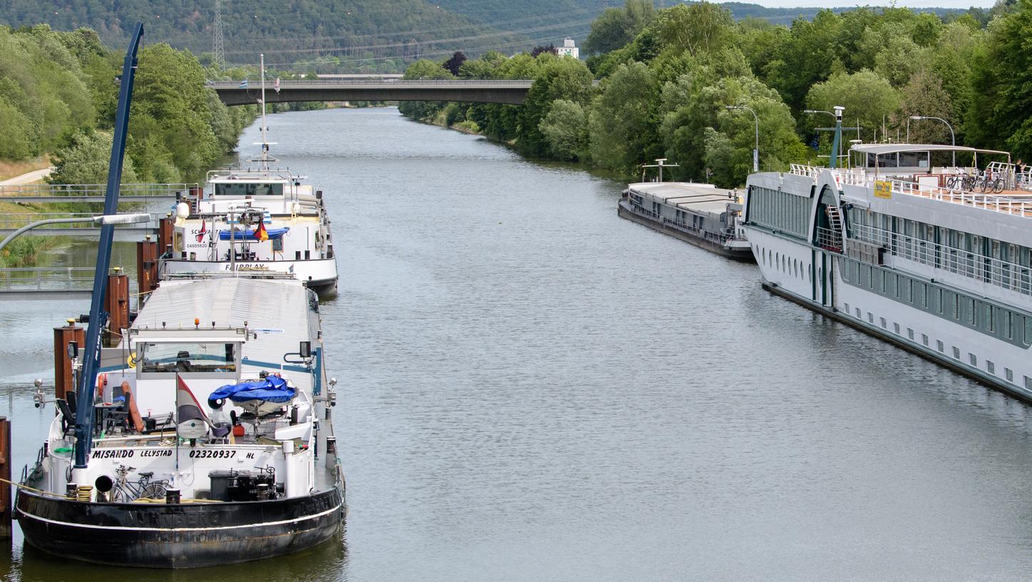 Vor zwei Wochen war die Schleuse Riedenburg so stark beschädigt worden, dass der Schiffsverkehr auf dem Main-Donau-Kanal komplett stillstand.