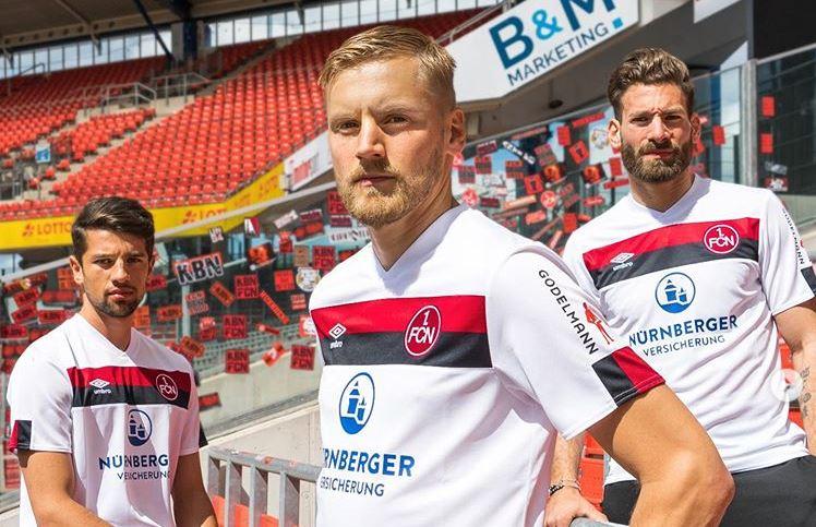 Ja simmer jetzt der VfB Stuttgart? Konkurrenz will der FCN dem Brustring-Klub nicht nur im Aufstiegsrennen, sondern offenbar auch mit seinen Auswärtstrikots in der anstehenden Saison in Deutschlands zweithöchster Spielklasse machen. Schwaben ist Rot-Schwarz!