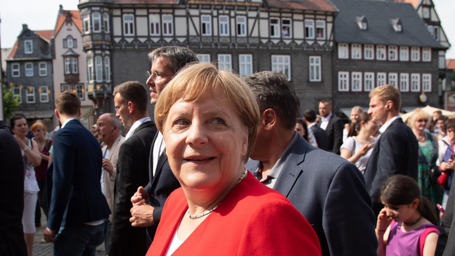 Angela Merkel auf dem Marktplatz von Goslar in Niedersachsen: auf eine Reporterfrage, wie es ihr nach dem Vorfall mit starkem Zittern gehe, sagte sie: "Wunderbar."