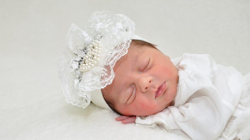 Baby Cemre trägt hier ein schönes perlenbesetztes Stirnband. Vor wenigen Tagen, am 13. Juni, kam das Kind im Südklinikum auf die Welt. Es war zu diesem Zeitpunk 49 Zentimeter groß und wog 3015 Gramm.