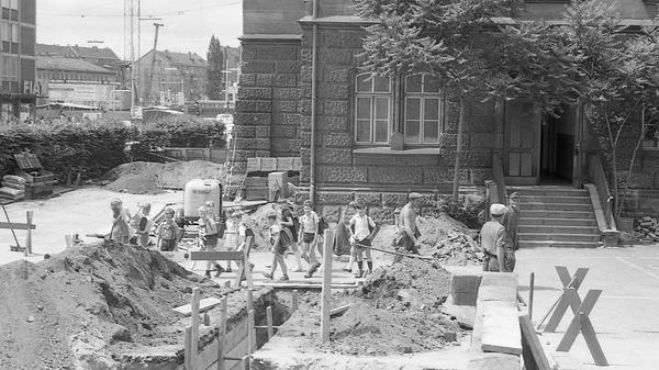 Die Sicherheitsvorkehrungen an der Steintribüne werden bereits in die Tat umgesetzt. Hier geht es zum Artikel vom25. Juni 1969: Die Eltern laufen Sturm