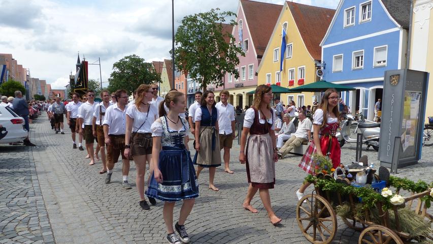 Freystadts Volksfest beginnt mit einem prächtigen Umzug