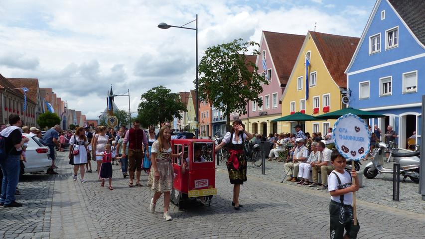 Freystadts Volksfest beginnt mit einem prächtigen Umzug