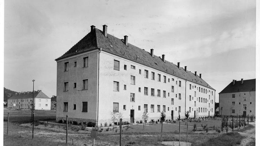 Ursprünglich hätten die Häuser an der "Konradstraße" liegen sollen, die aber nie fertiggestellt wurde. Im Hintergrund der "Gößweinacker", auf dem sich heute die Mittelschule Weinbergerstraße befindet.