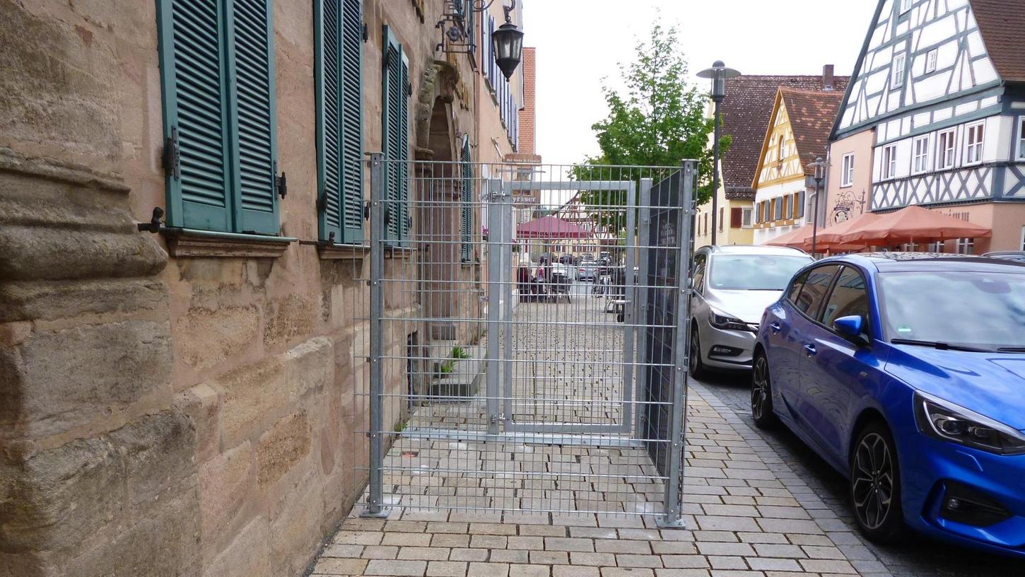 Ein Käfig mitten auf dem Bürgersteig