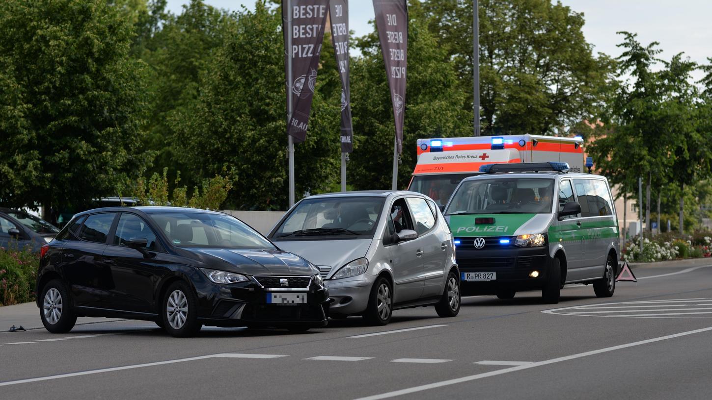 Blechschaden: Seat-Fahrer übersah Mercedes A-Klasse